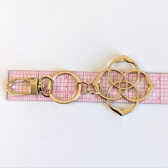 Kendra Scott Dira Keychain Medallion Logo Key Holder in Gold - Picture 5 of 6